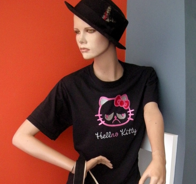 Hellno Kitty Black tee on manequin